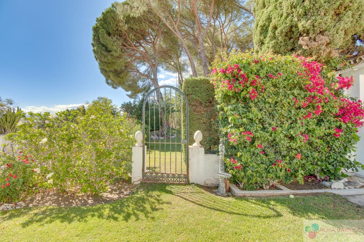 For sale of villa in Nueva Andalucía
