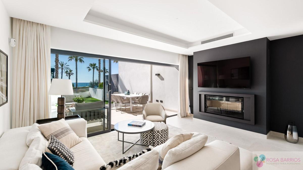 For sale of villa in Estepona