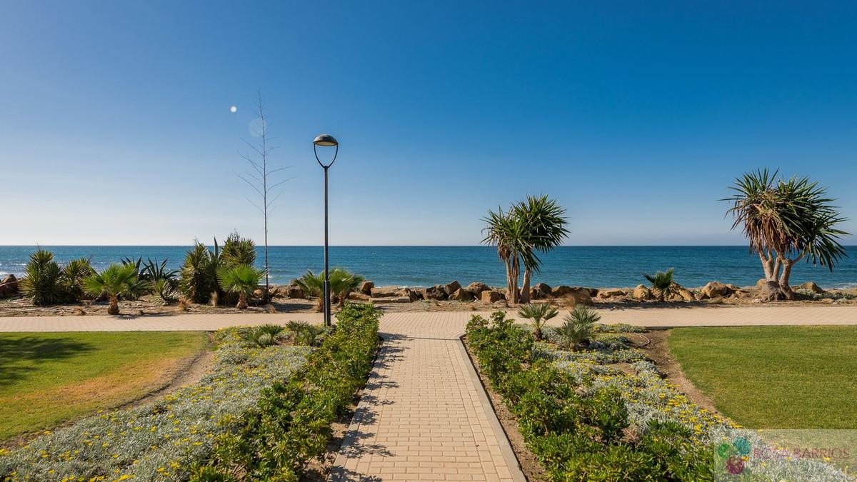 For sale of villa in Estepona