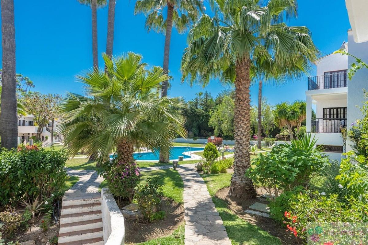For sale of apartment in Nueva Andalucía