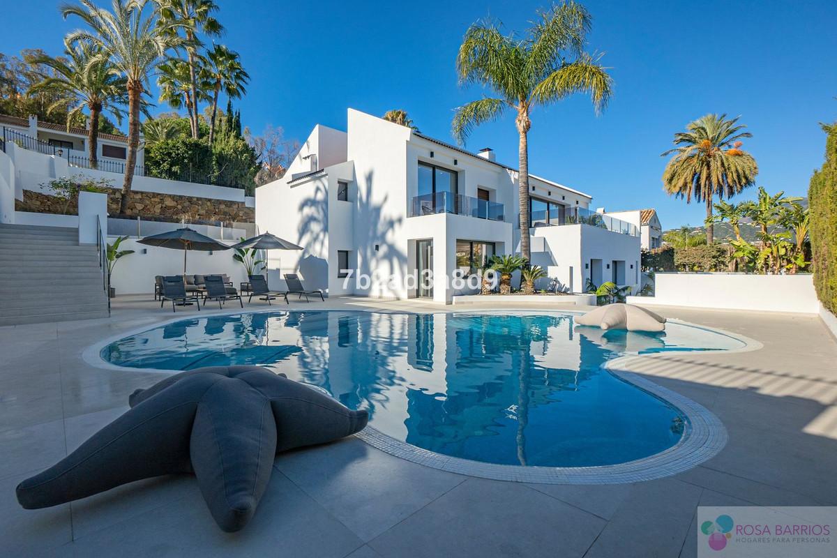 For sale of villa in Nueva Andalucía