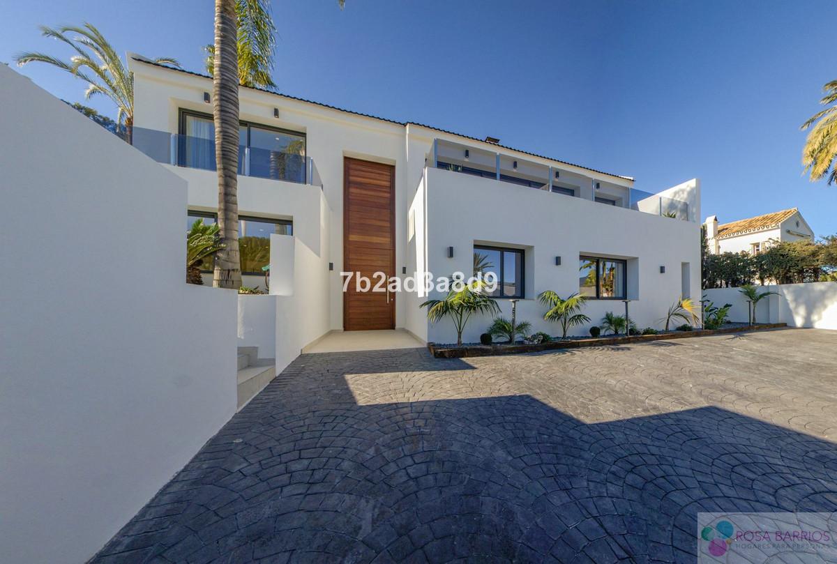 For sale of villa in Nueva Andalucía