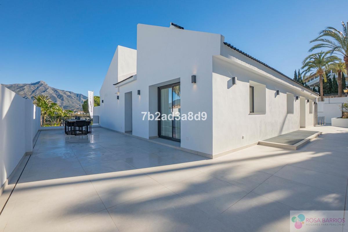 For sale of villa in Nueva Andalucía