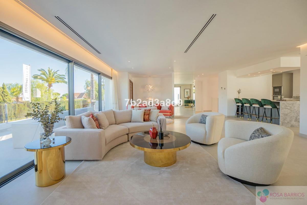 For sale of villa in Nueva Andalucía