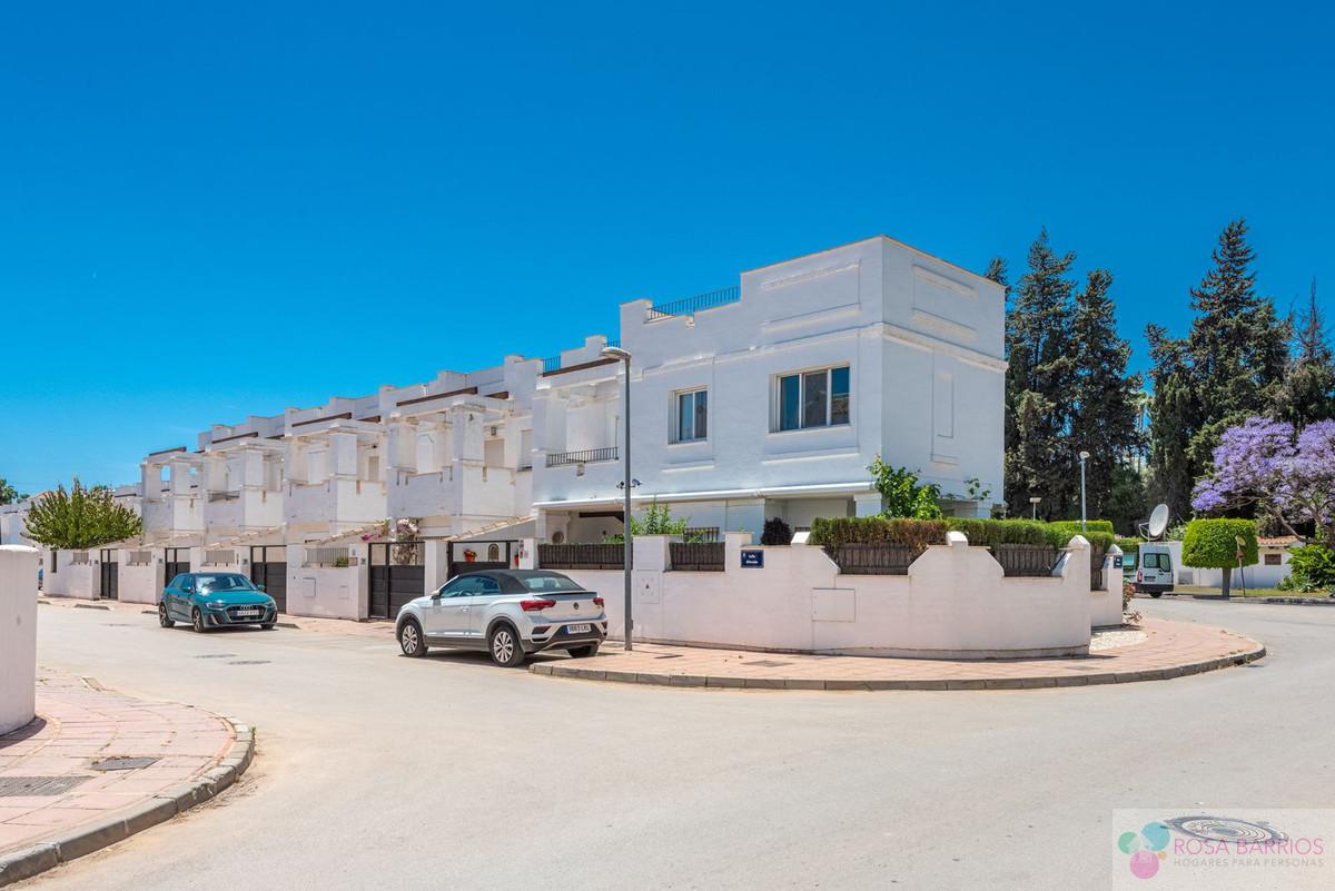 For sale of villa in Nueva Andalucía