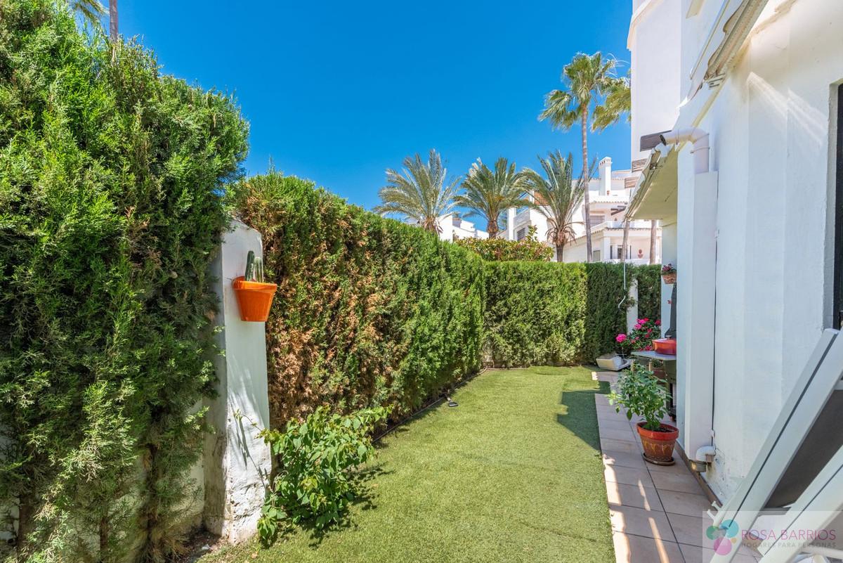 For sale of villa in Nueva Andalucía