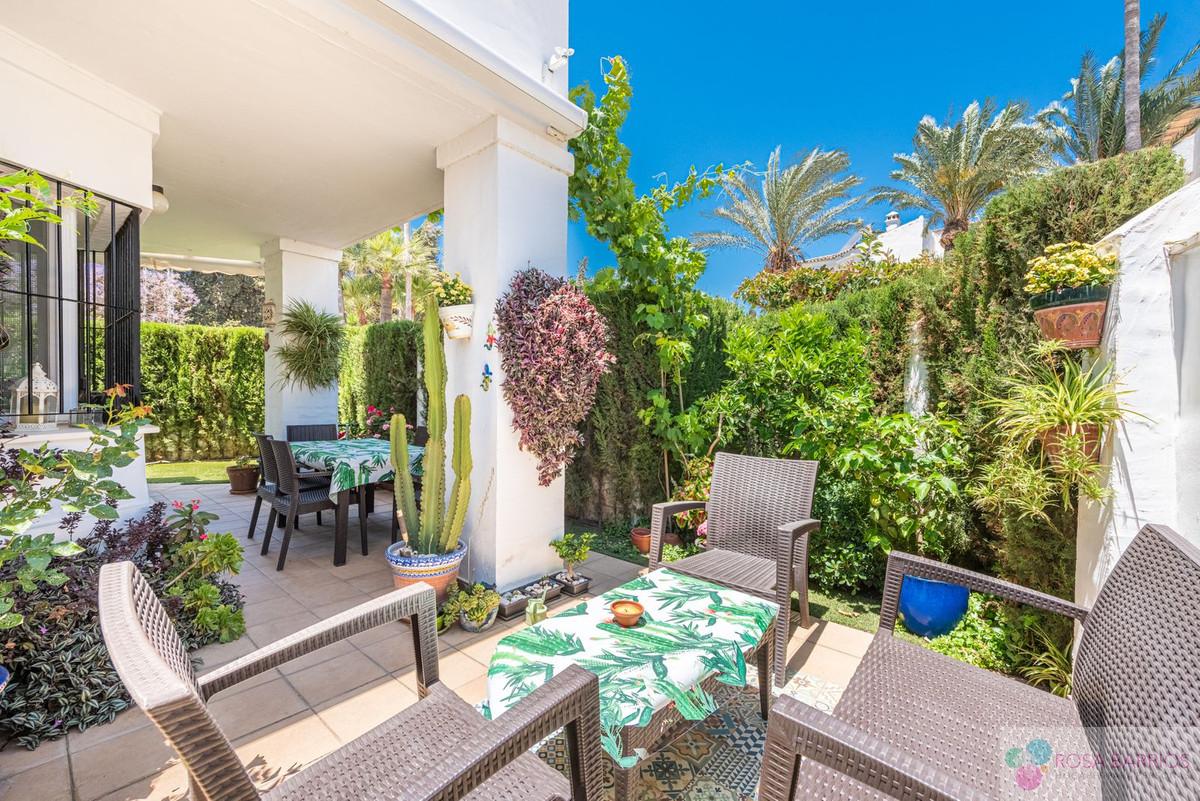 For sale of villa in Nueva Andalucía