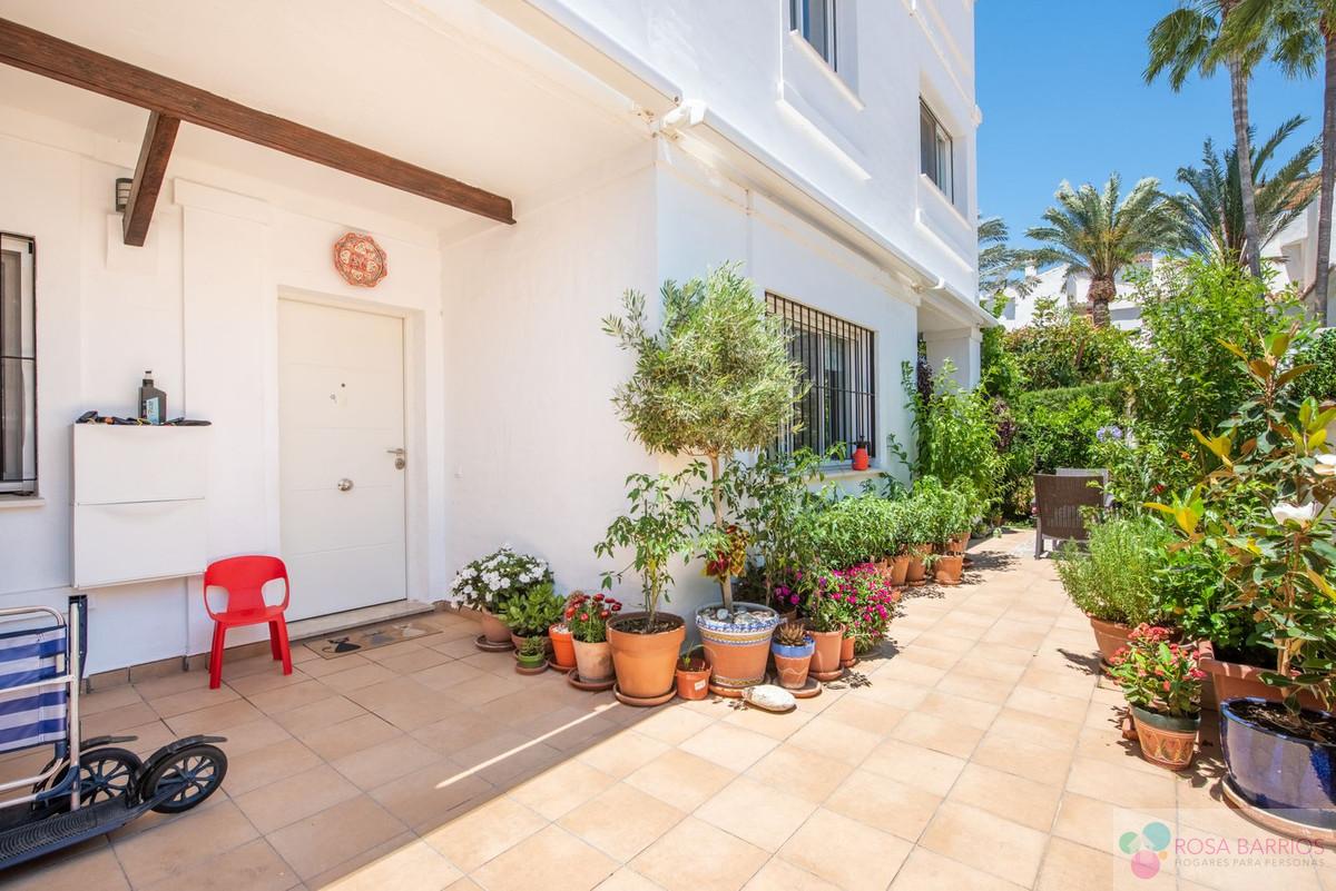 For sale of villa in Nueva Andalucía