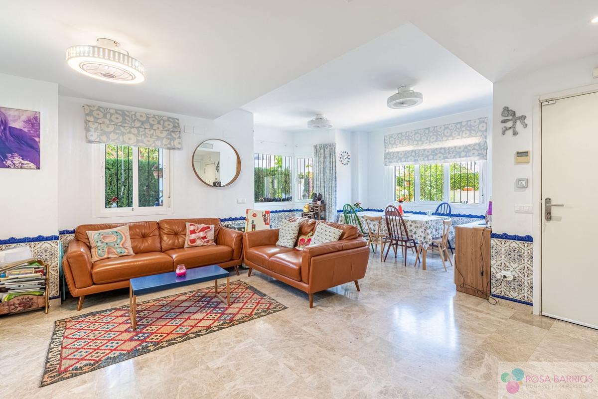 For sale of villa in Nueva Andalucía