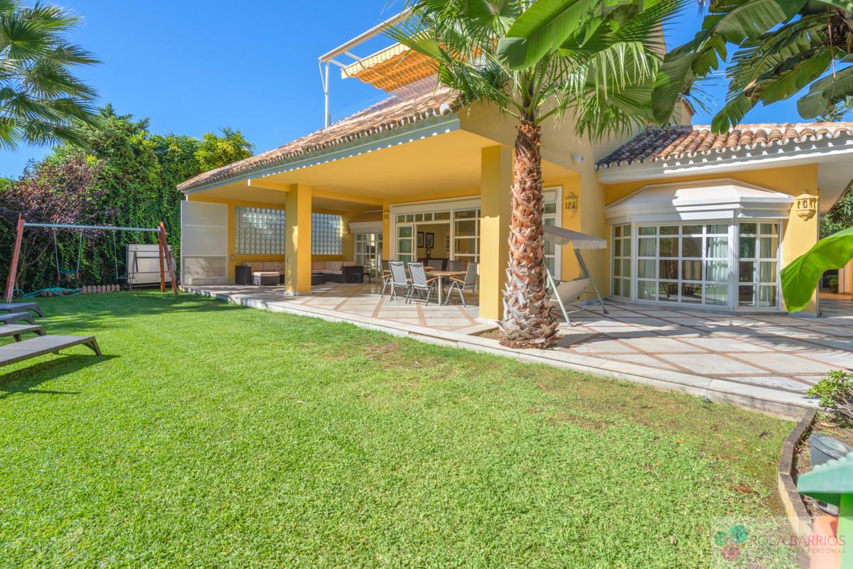 For sale of villa in Guadalmina Baja
