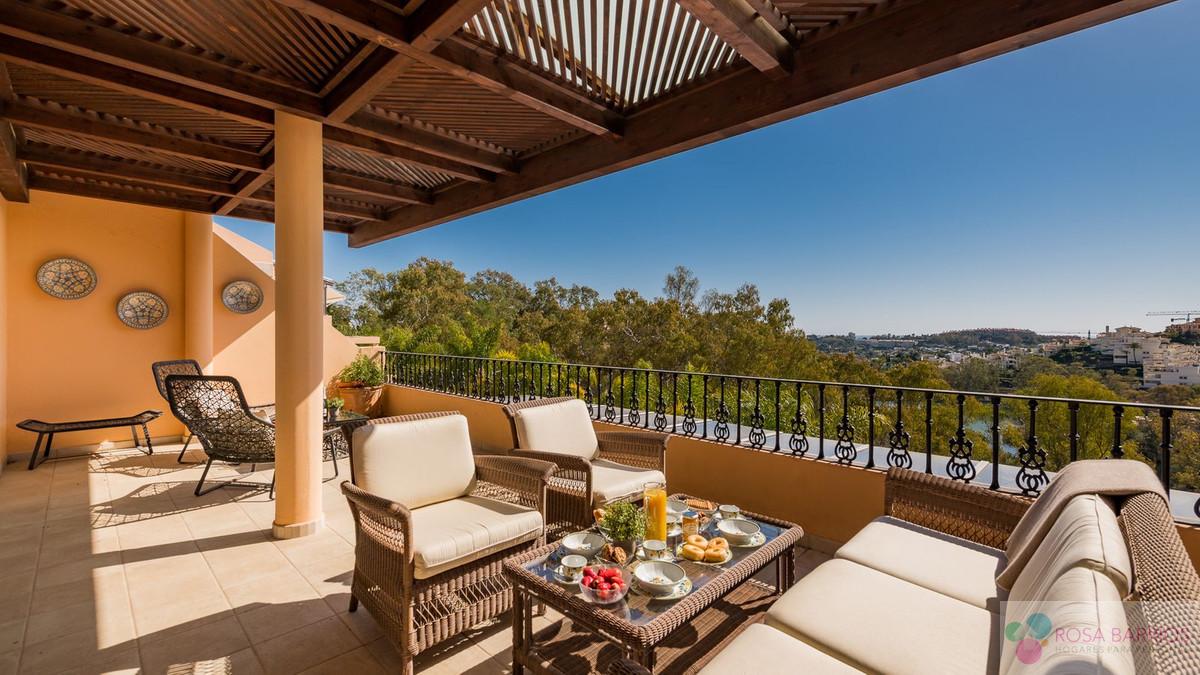 For sale of penthouse in Nueva Andalucía