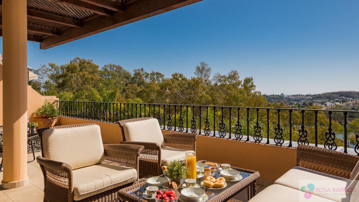 For sale of penthouse in Nueva Andalucía