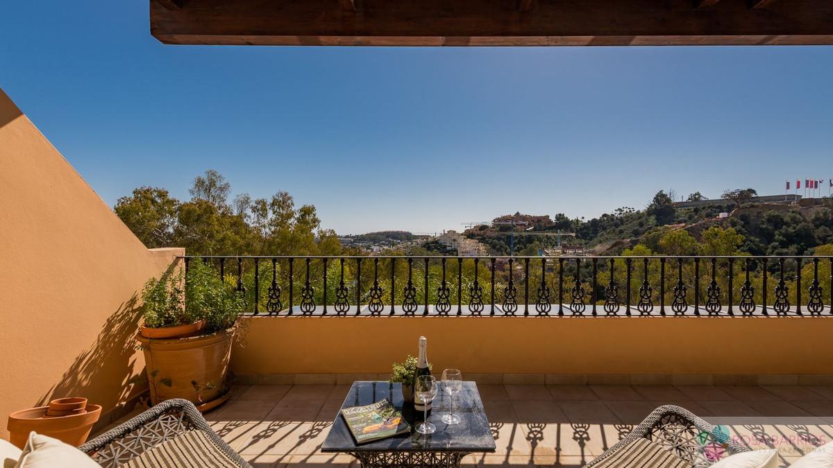 For sale of penthouse in Nueva Andalucía