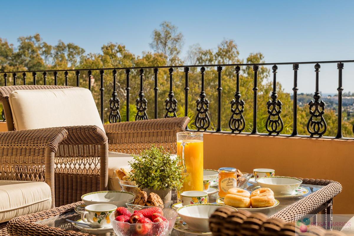 For sale of penthouse in Nueva Andalucía