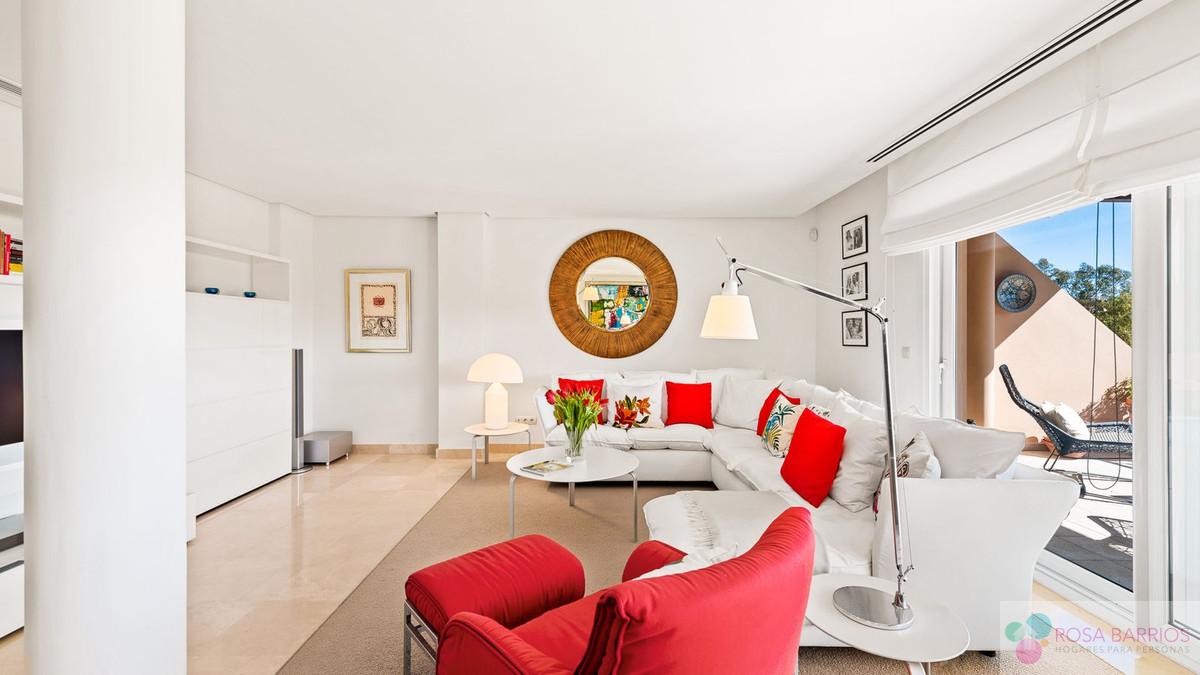 For sale of penthouse in Nueva Andalucía