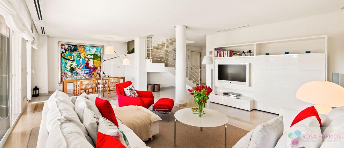 For sale of penthouse in Nueva Andalucía
