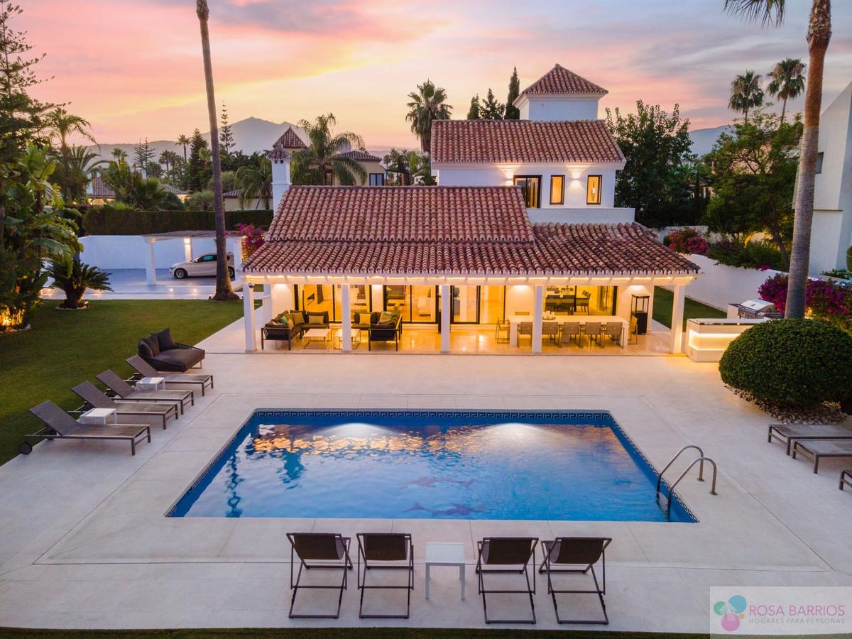 For sale of villa in Nueva Andalucía