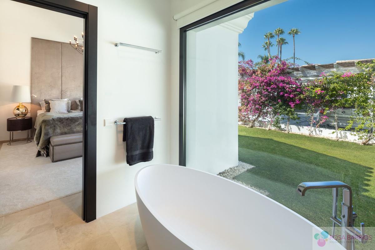 For sale of villa in Nueva Andalucía