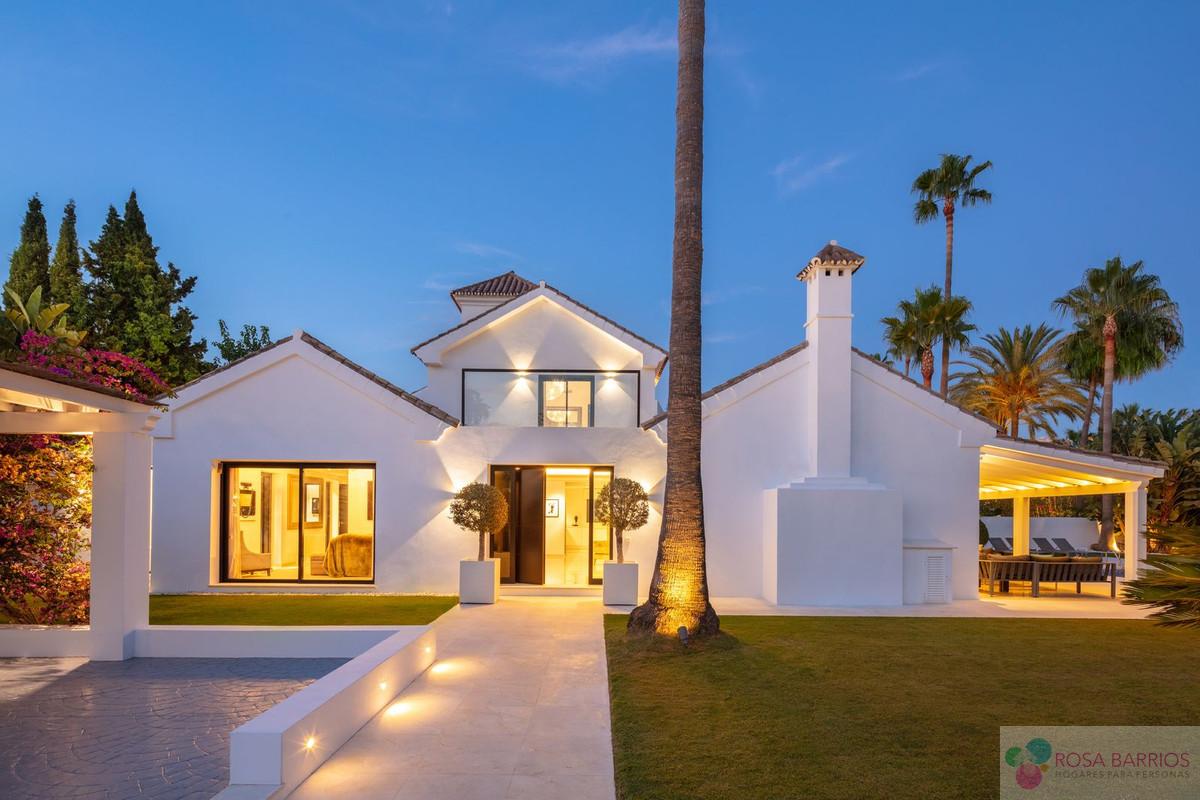 For sale of villa in Nueva Andalucía