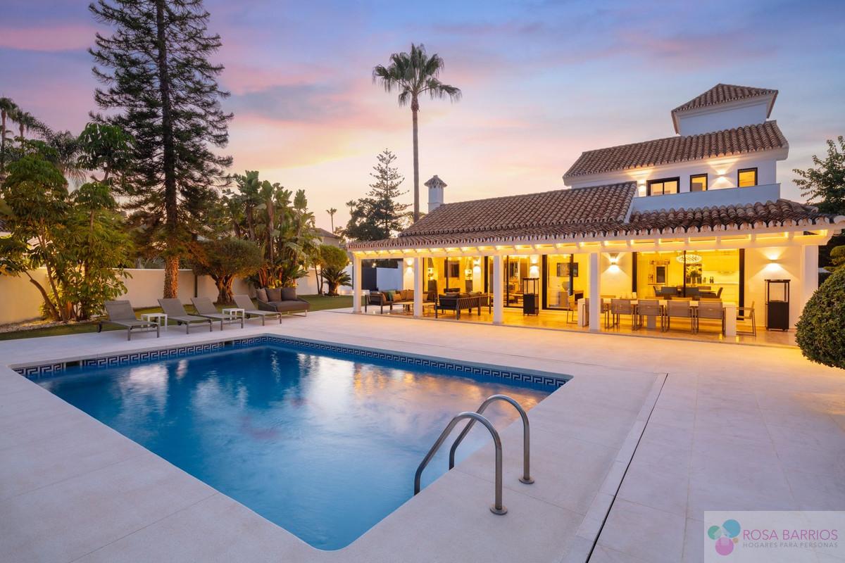 For sale of villa in Nueva Andalucía