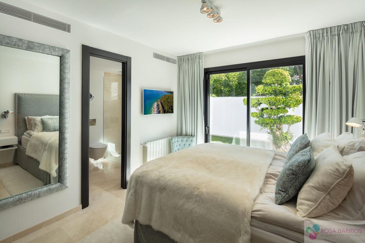 For sale of villa in Nueva Andalucía