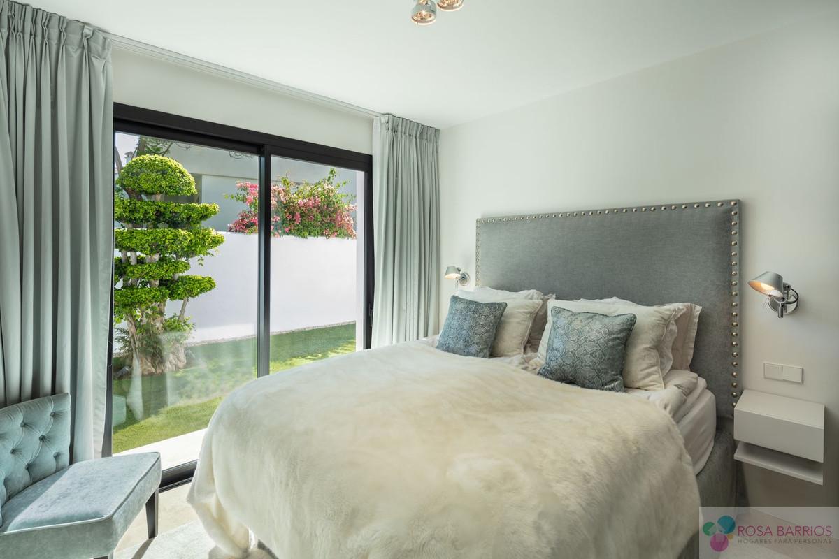 For sale of villa in Nueva Andalucía