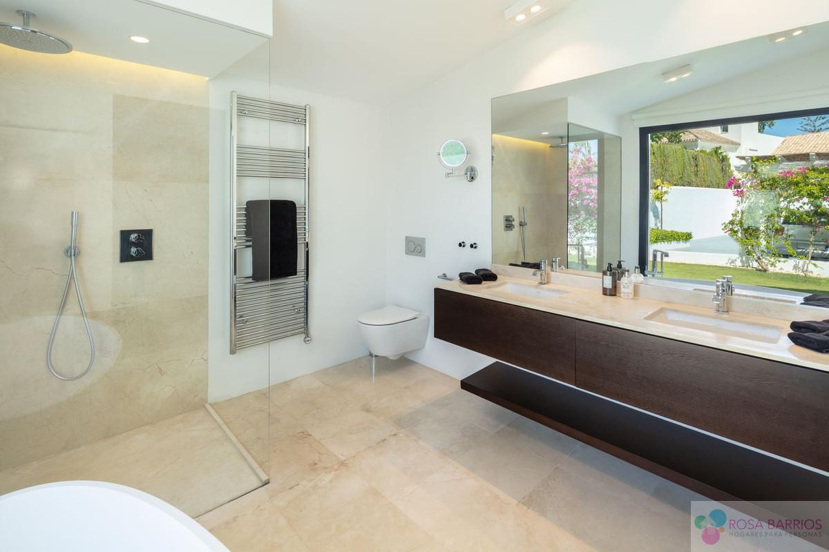 For sale of villa in Nueva Andalucía
