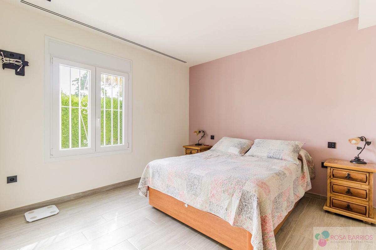 For sale of villa in Estepona