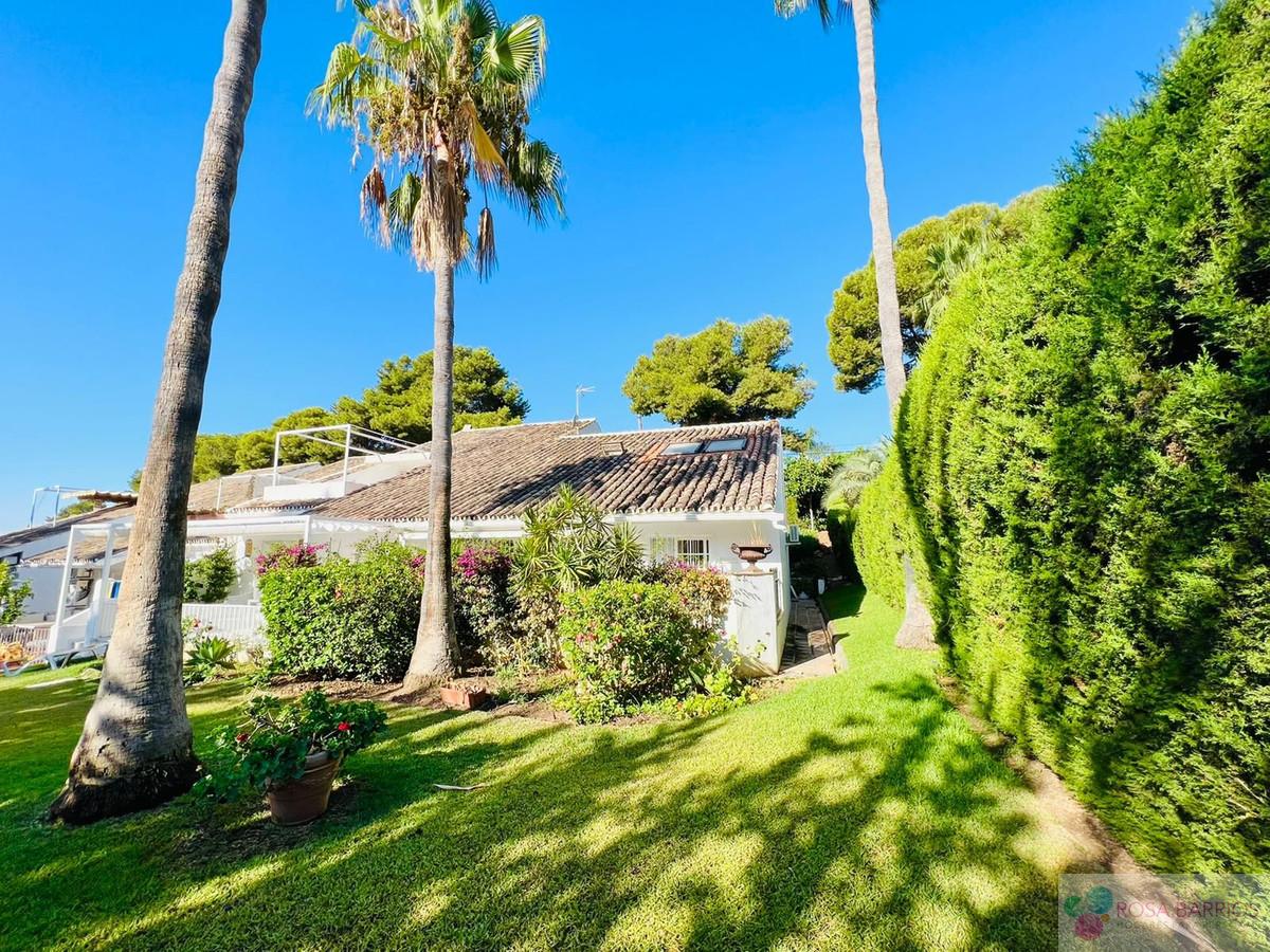 For sale of villa in Nueva Andalucía