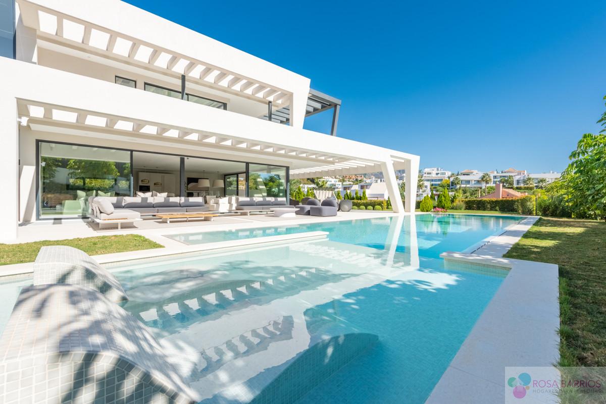 For sale of villa in Nueva Andalucía