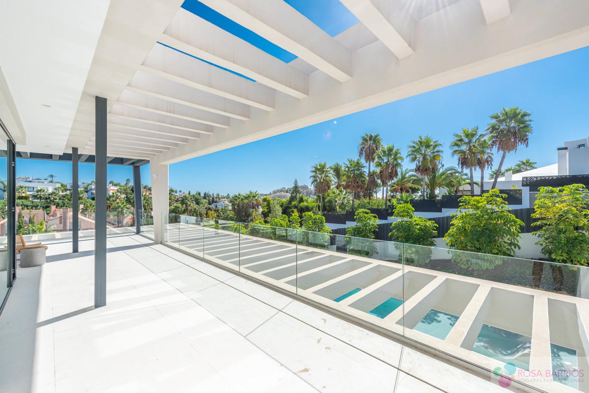 For sale of villa in Nueva Andalucía