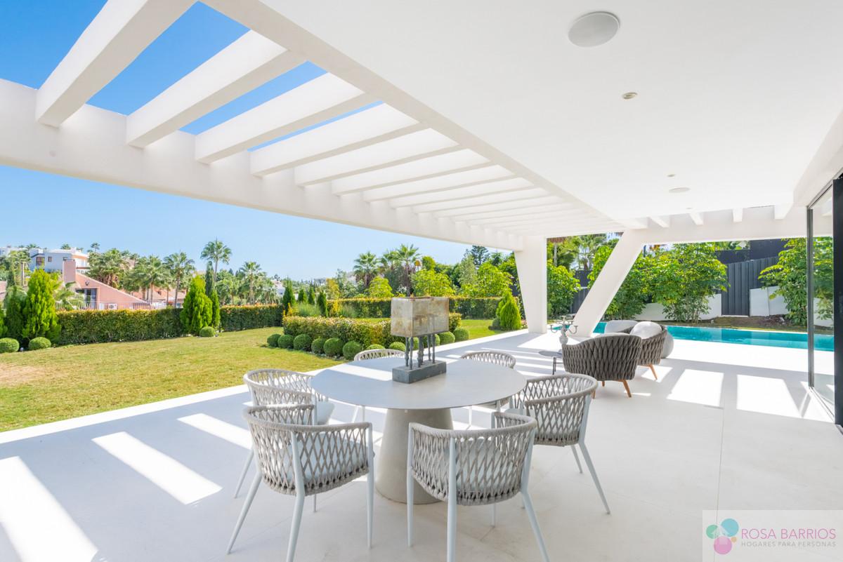 For sale of villa in Nueva Andalucía