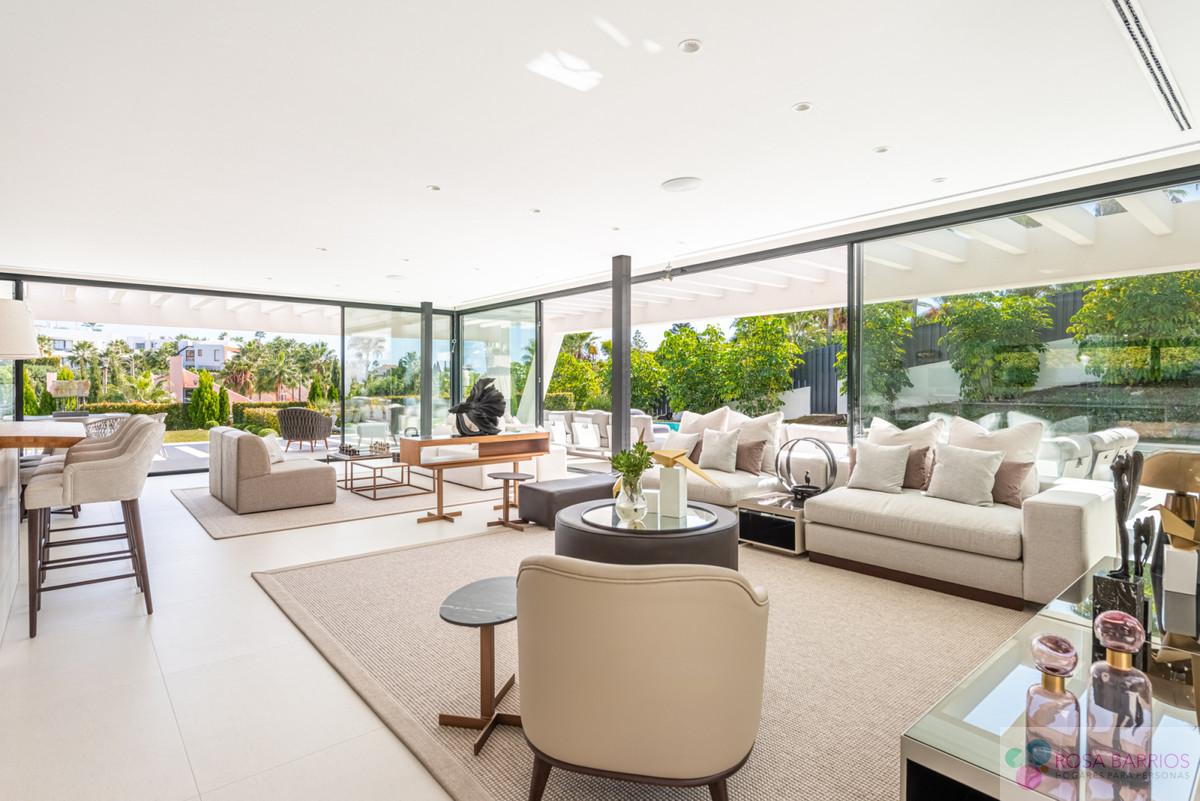 For sale of villa in Nueva Andalucía