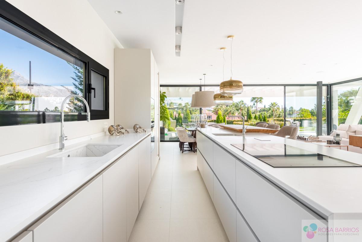 For sale of villa in Nueva Andalucía