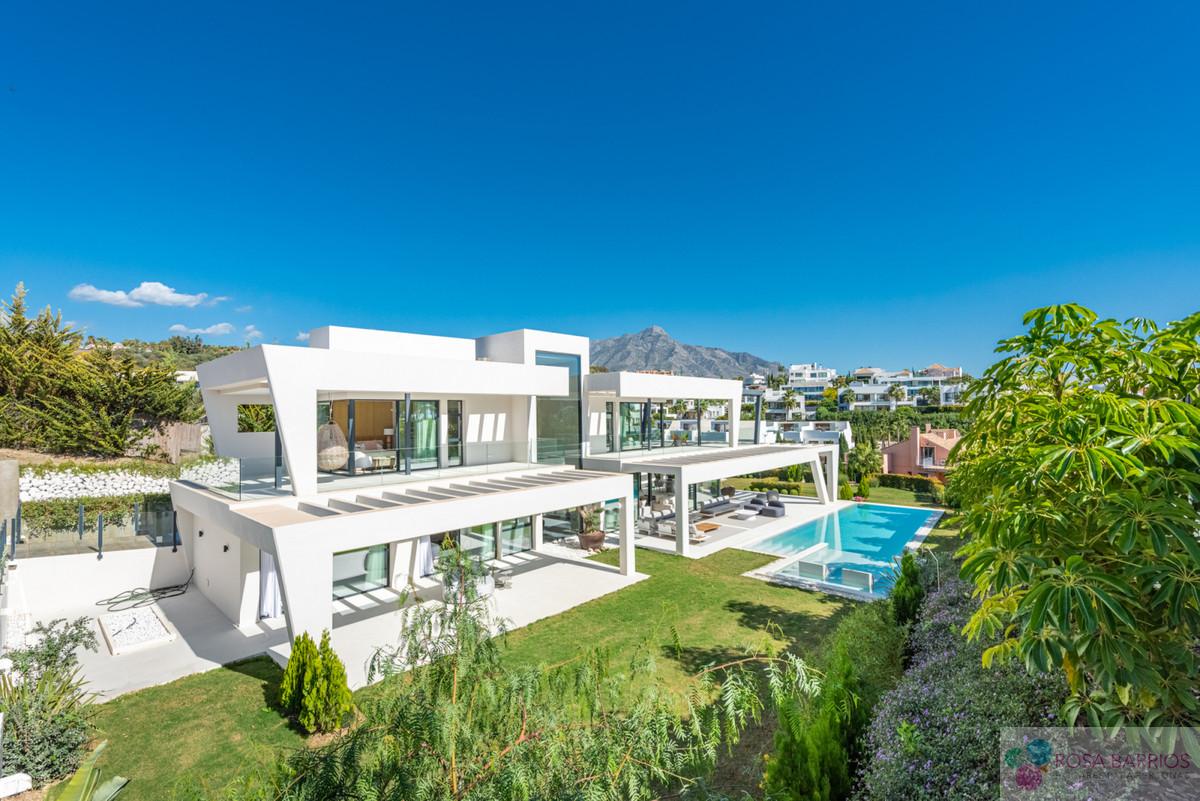 For sale of villa in Nueva Andalucía
