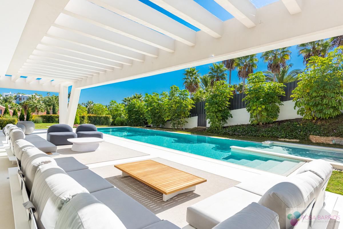 For sale of villa in Nueva Andalucía