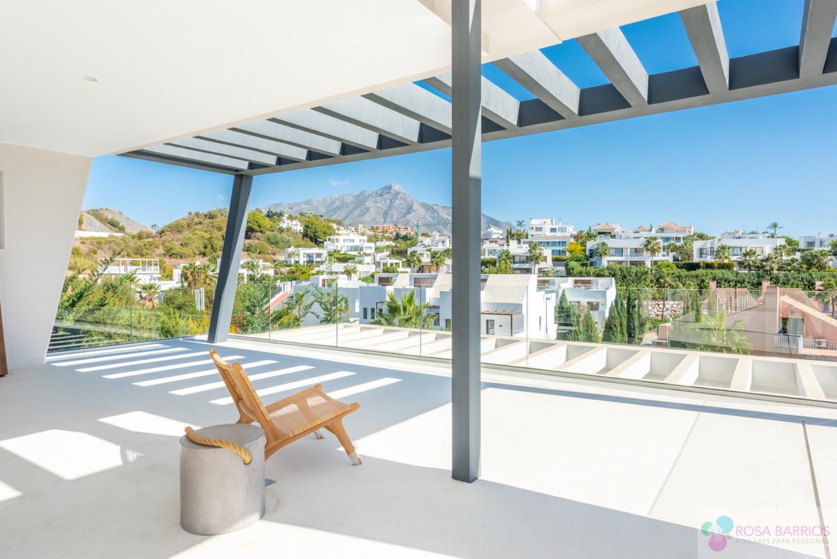 For sale of villa in Nueva Andalucía