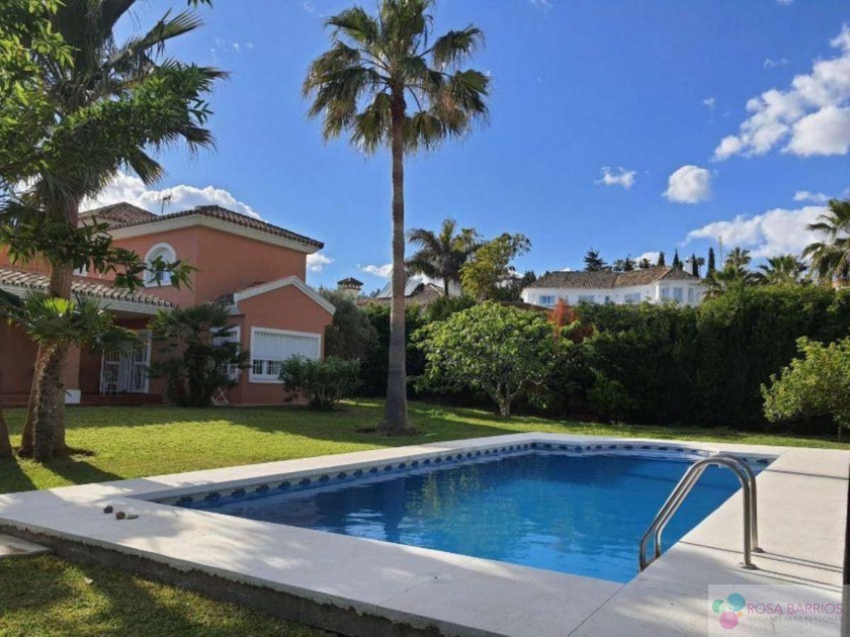 For sale of villa in Estepona