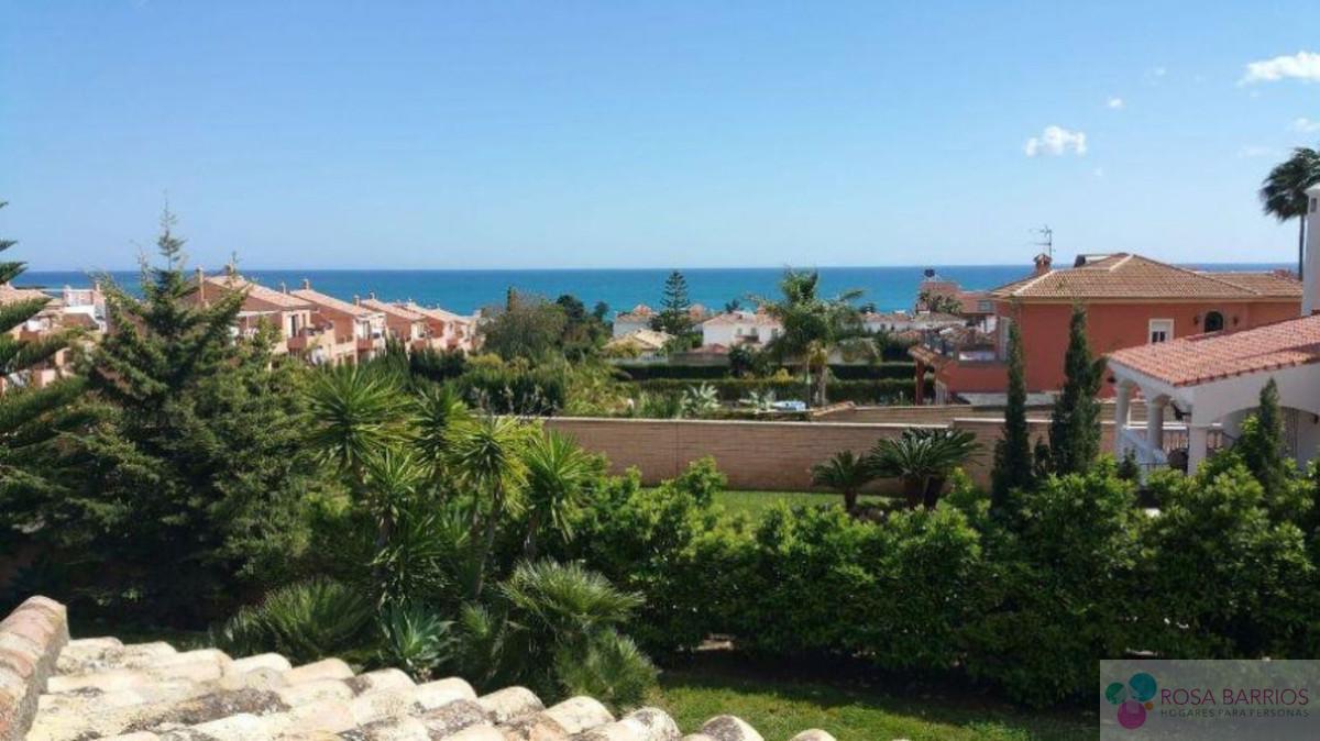 For sale of villa in Estepona