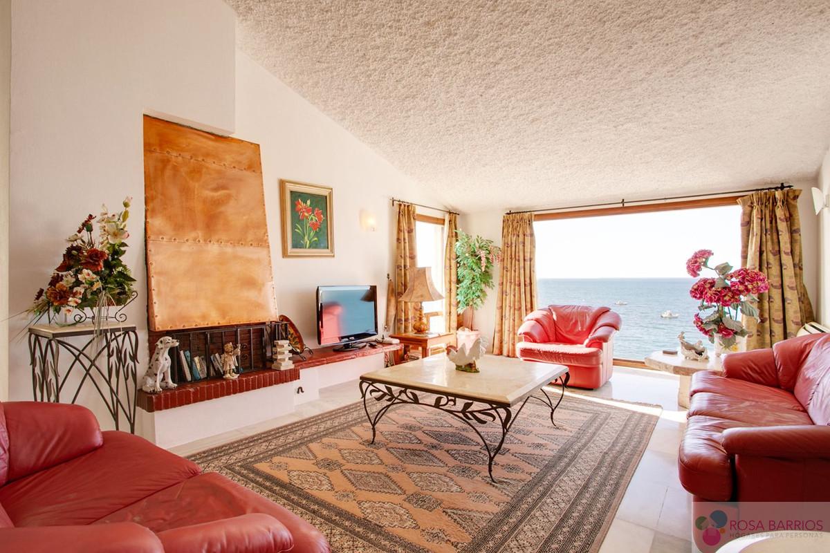 For sale of villa in Estepona