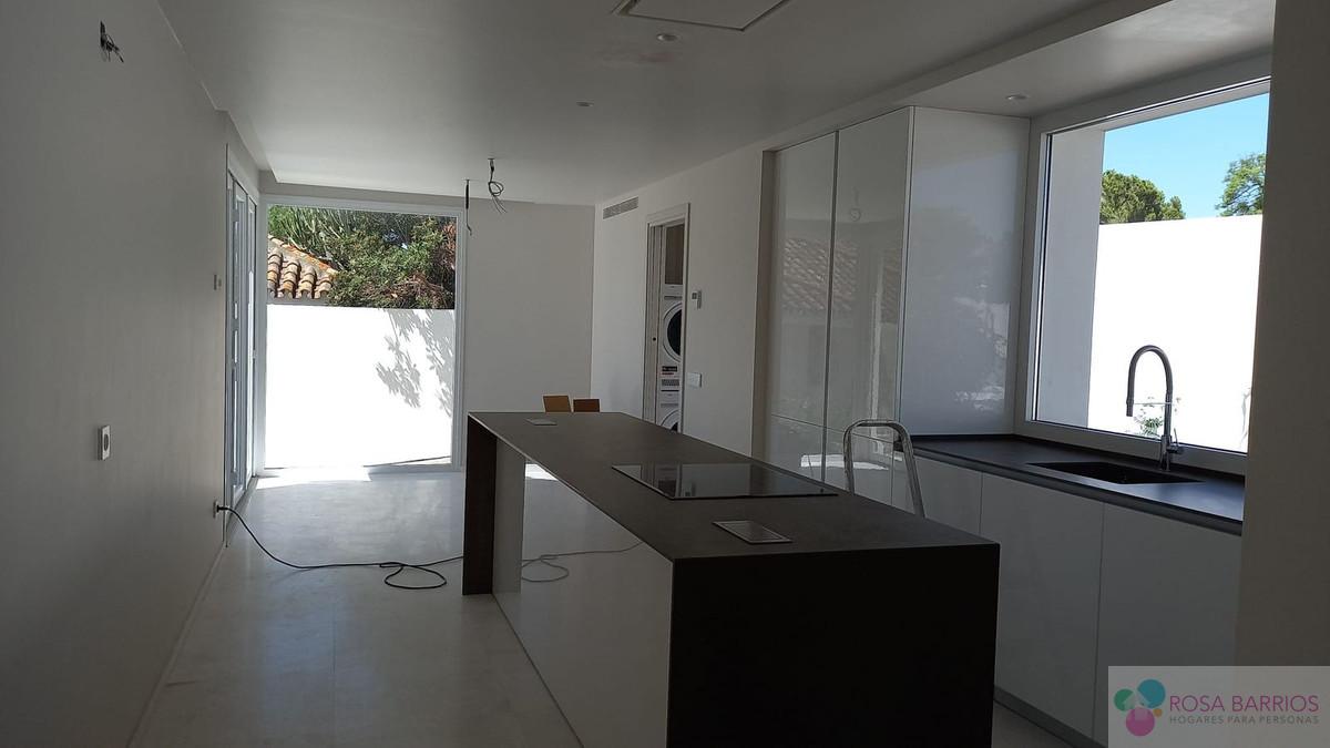 For sale of villa in Guadalmina Alta