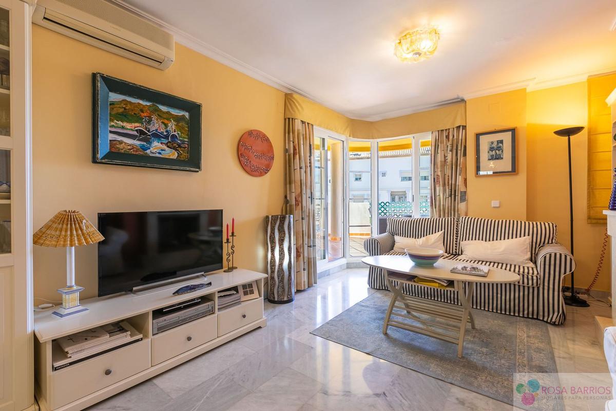 For sale of apartment in Nueva Andalucía