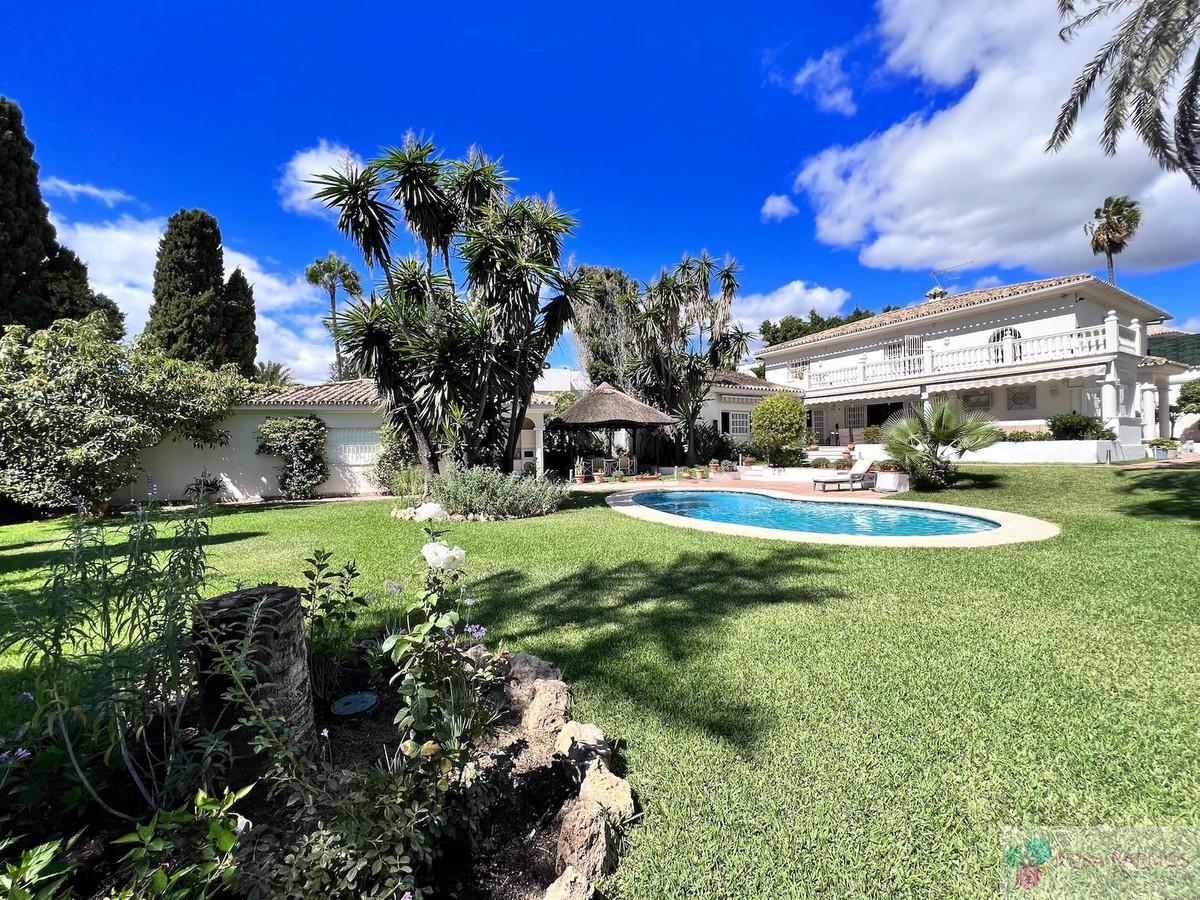 For sale of villa in Guadalmina Alta