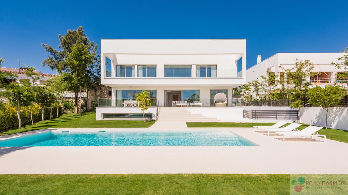 For sale of villa in Guadalmina Baja