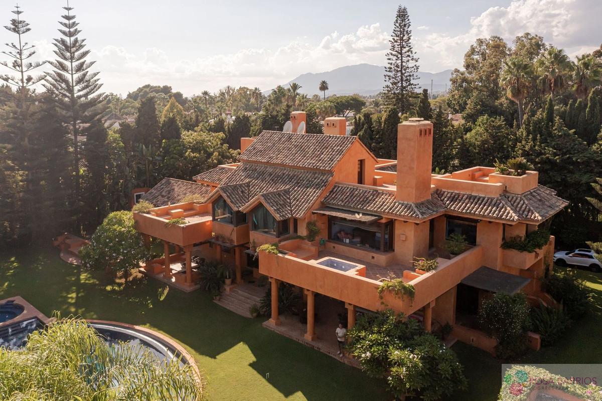 For sale of villa in Guadalmina Baja