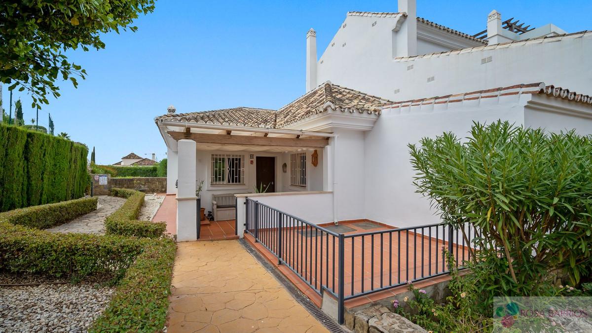 For sale of apartment in Nueva Andalucía