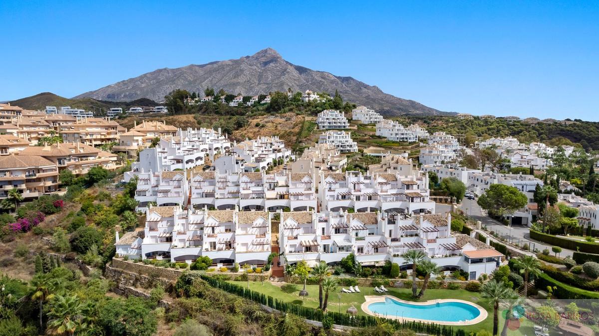 For sale of apartment in Nueva Andalucía