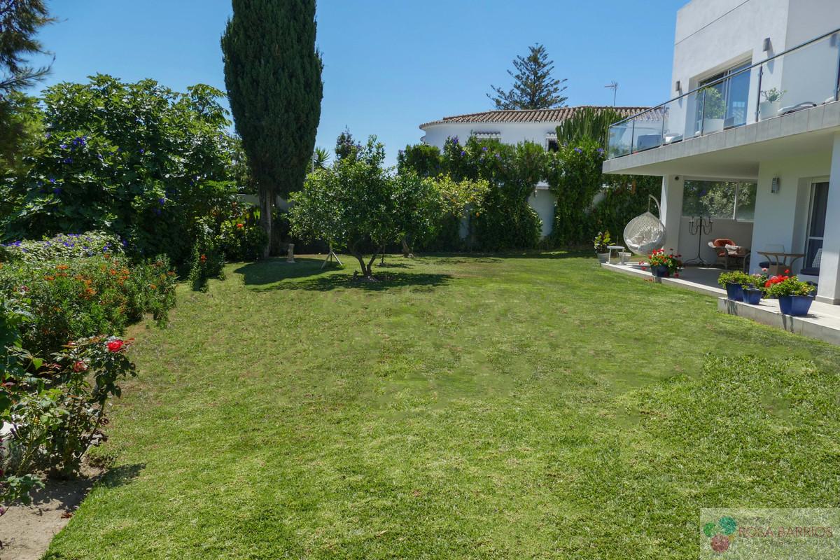 For sale of villa in Guadalmina Alta