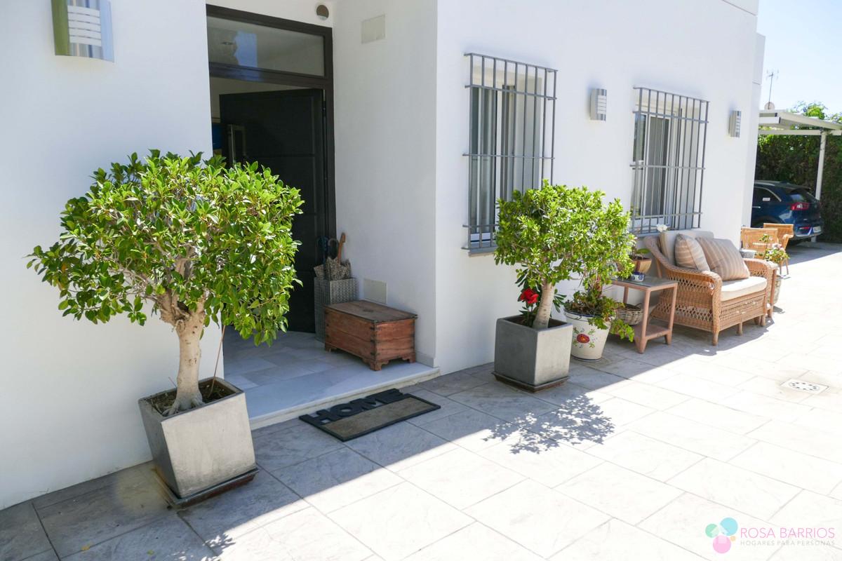 For sale of villa in Guadalmina Alta