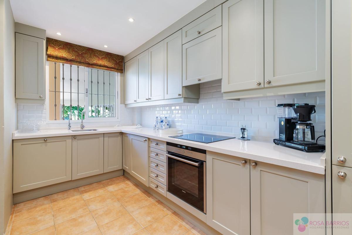 For sale of apartment in Nueva Andalucía